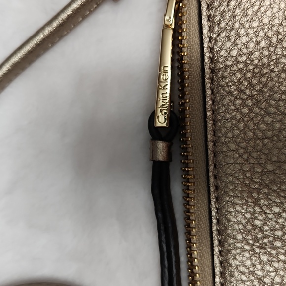 Calvin Klein Soft Gold Metalic Leather Crossbody Bag, New without Tags - Picture 3 of 10